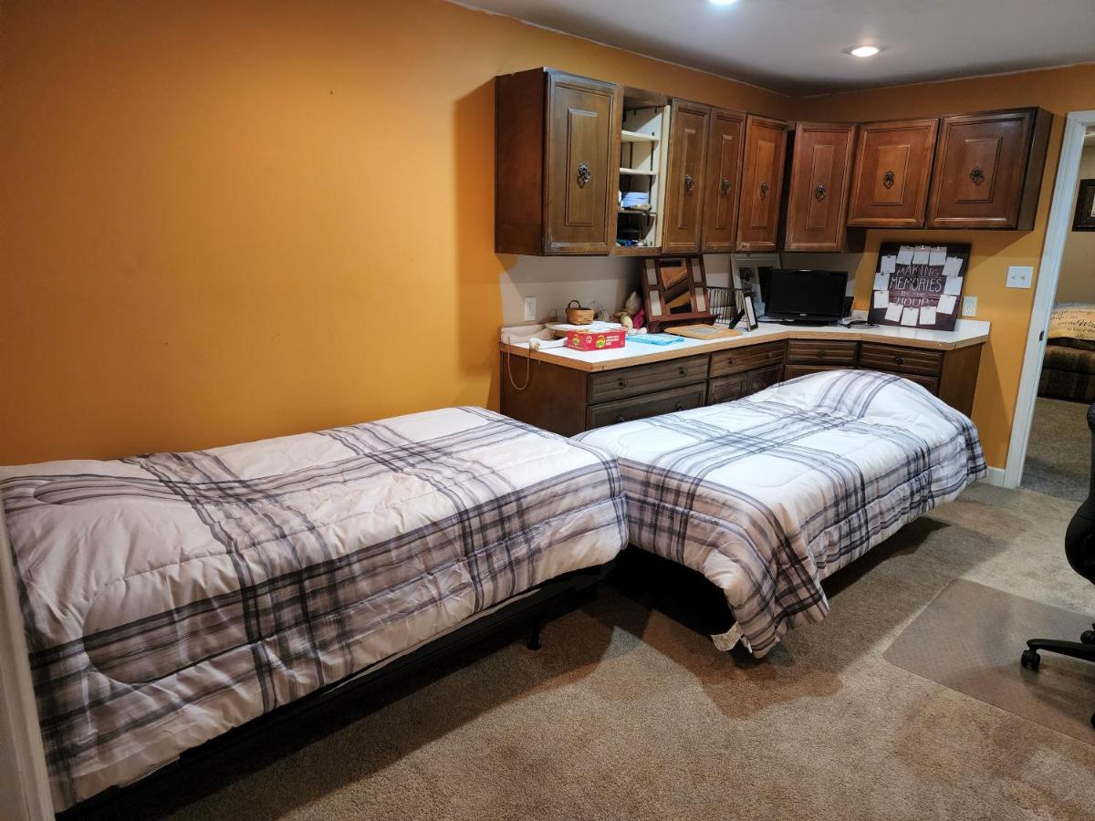 גושן Lovely 3- Bedroom Apartment With Street Parking. מראה חיצוני תמונה