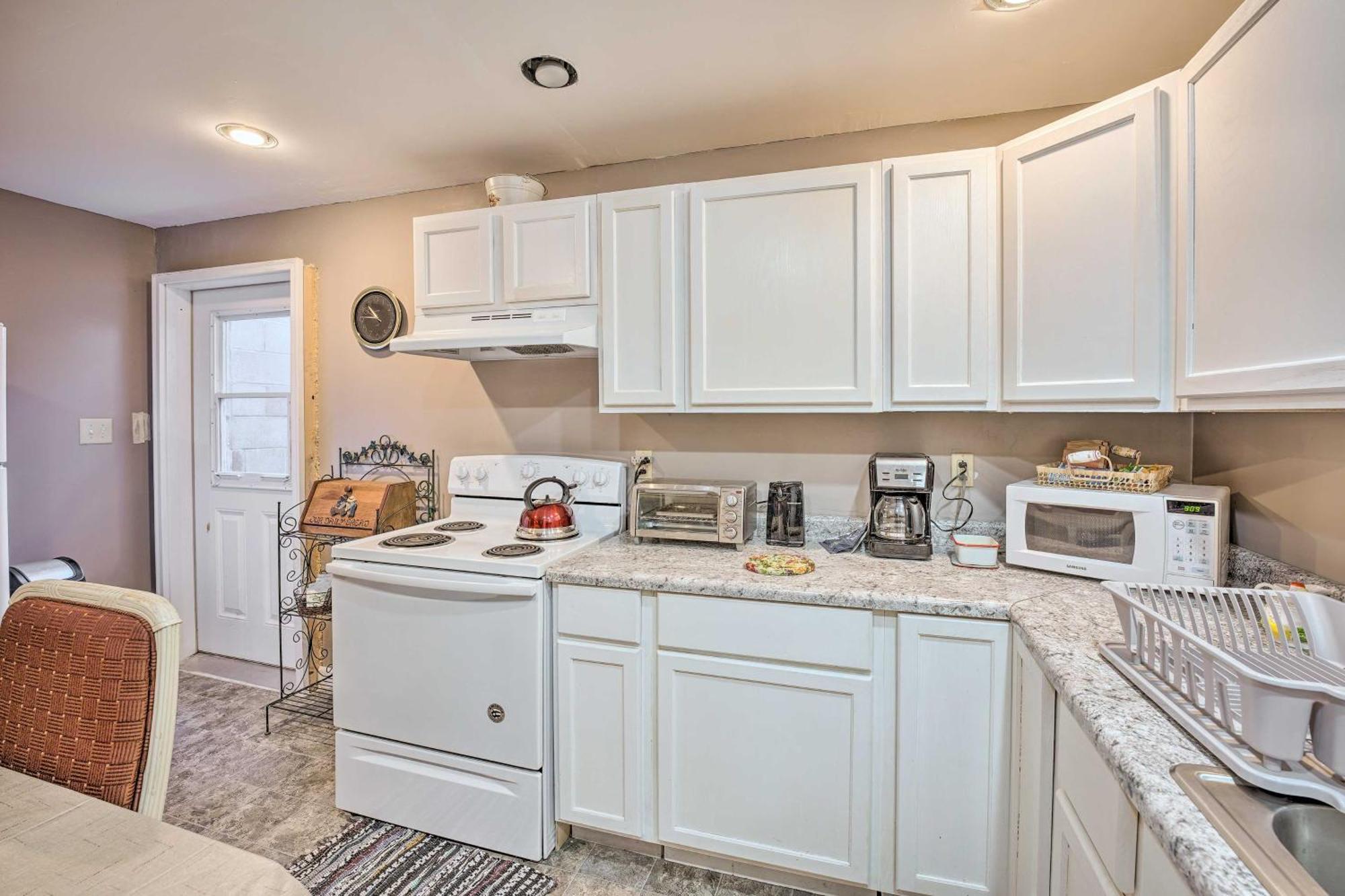 גושן Lovely 3- Bedroom Apartment With Street Parking. מראה חיצוני תמונה