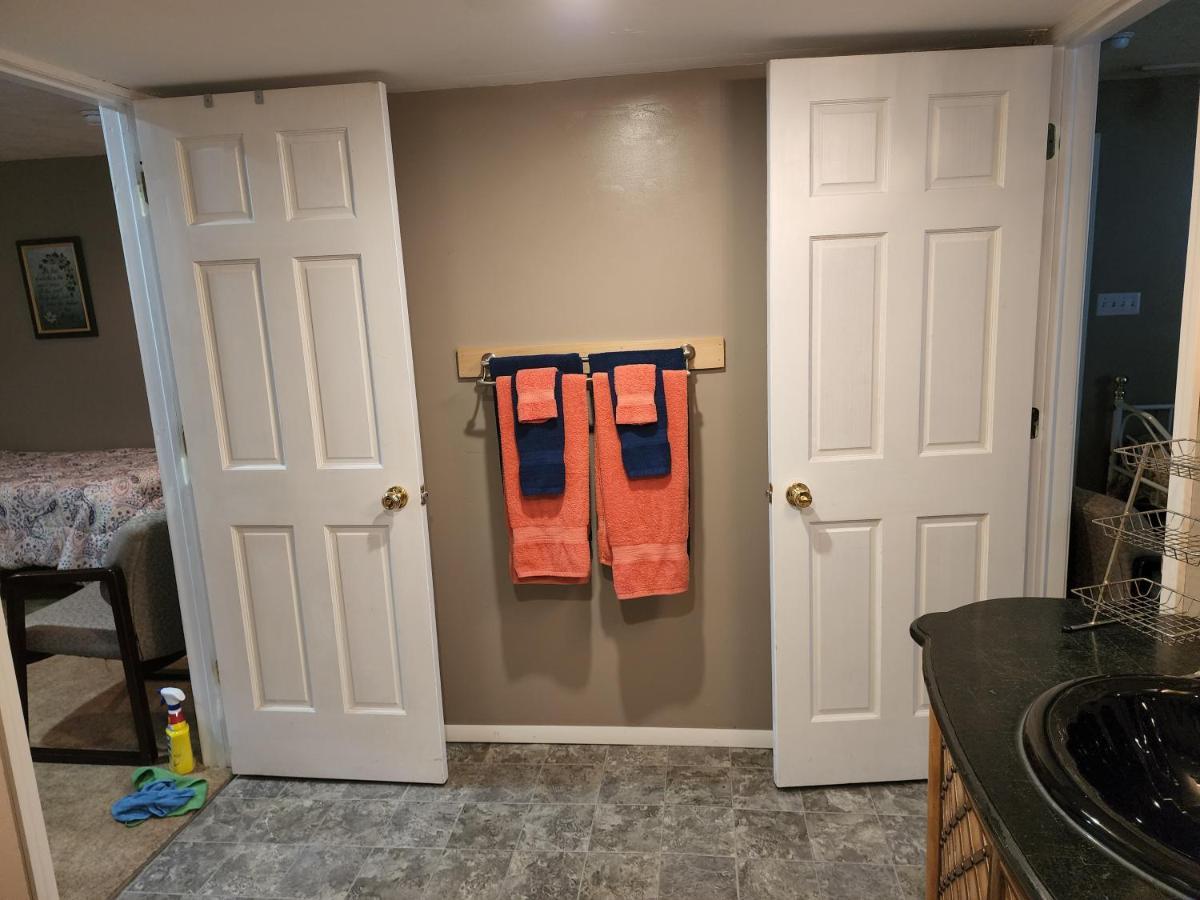 גושן Lovely 3- Bedroom Apartment With Street Parking. מראה חיצוני תמונה