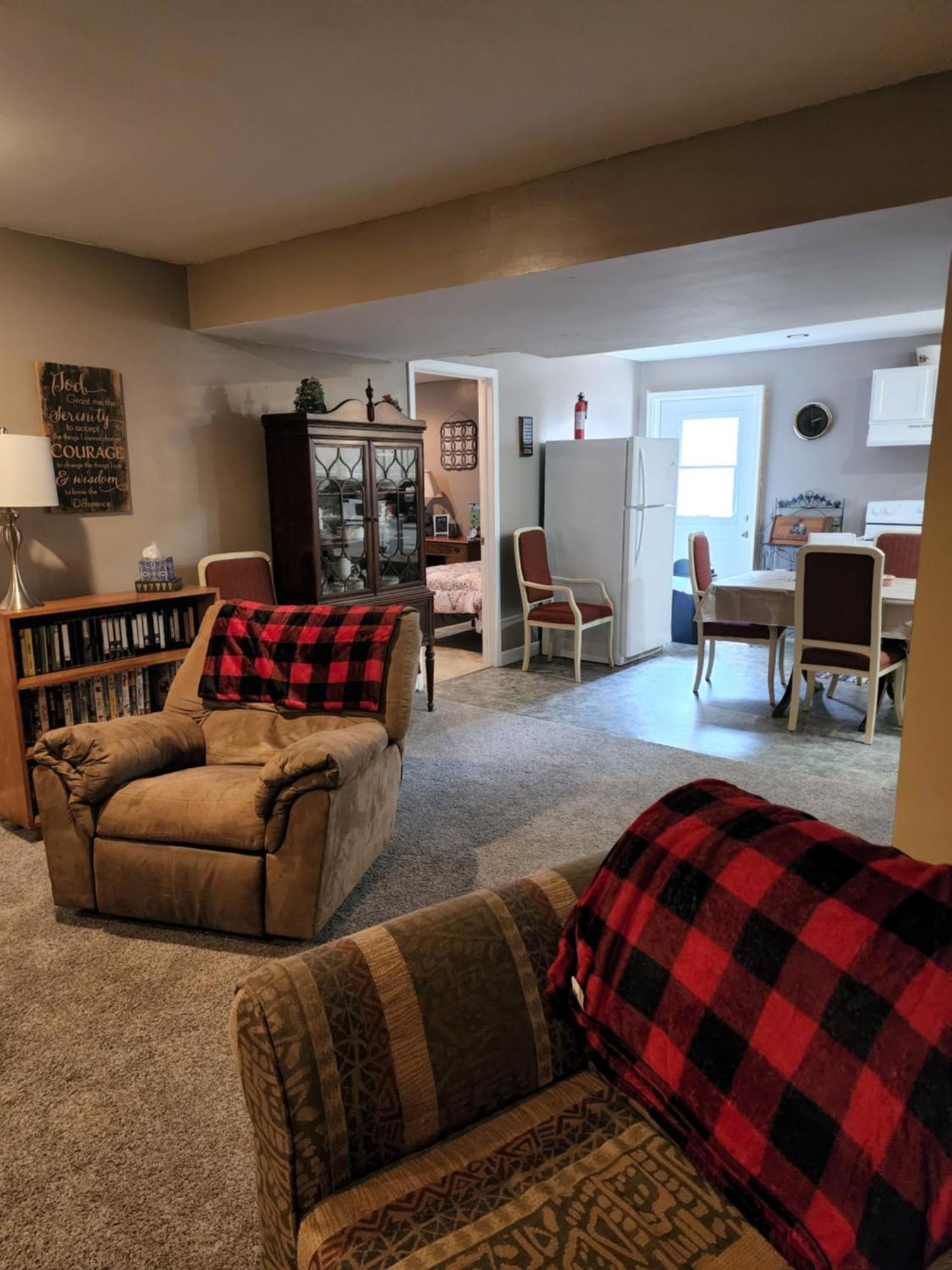 גושן Lovely 3- Bedroom Apartment With Street Parking. מראה חיצוני תמונה